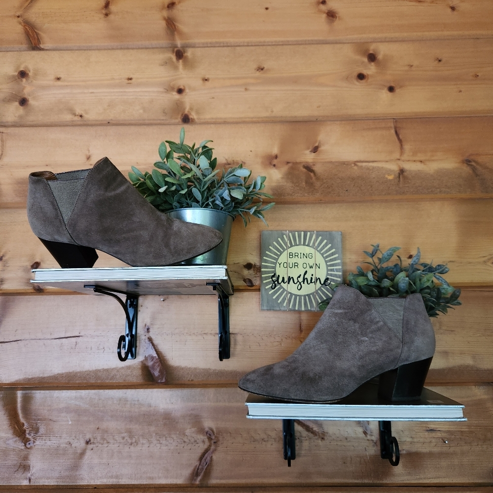 Aquatalia 💜 Fleurette Taupe Suede Leather Almond Heeled Chelsea Ankle Boots Sz8